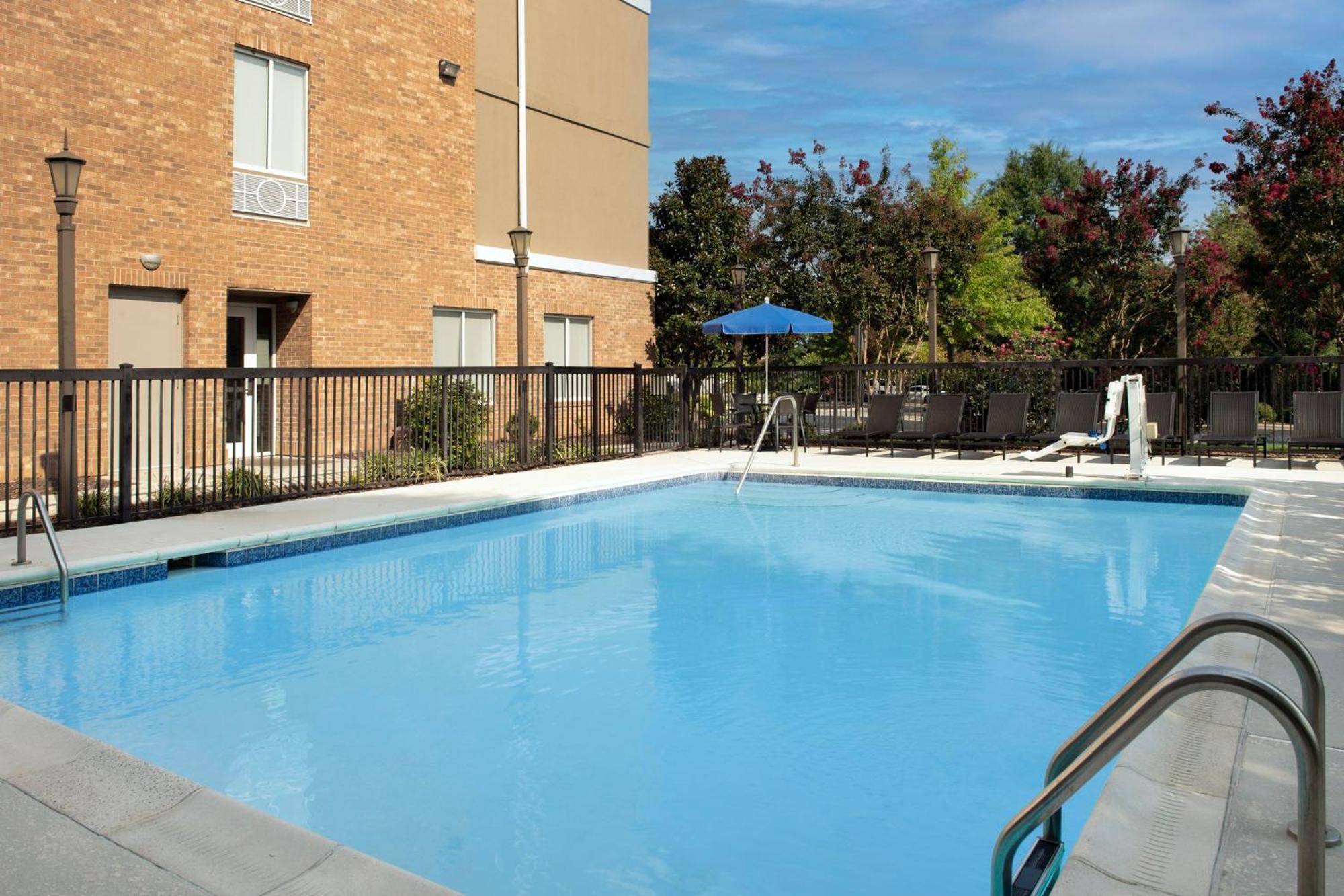 Holiday Inn Express Hotel & Suites Greensboro - Airport Area By Ihg Zewnętrze zdjęcie