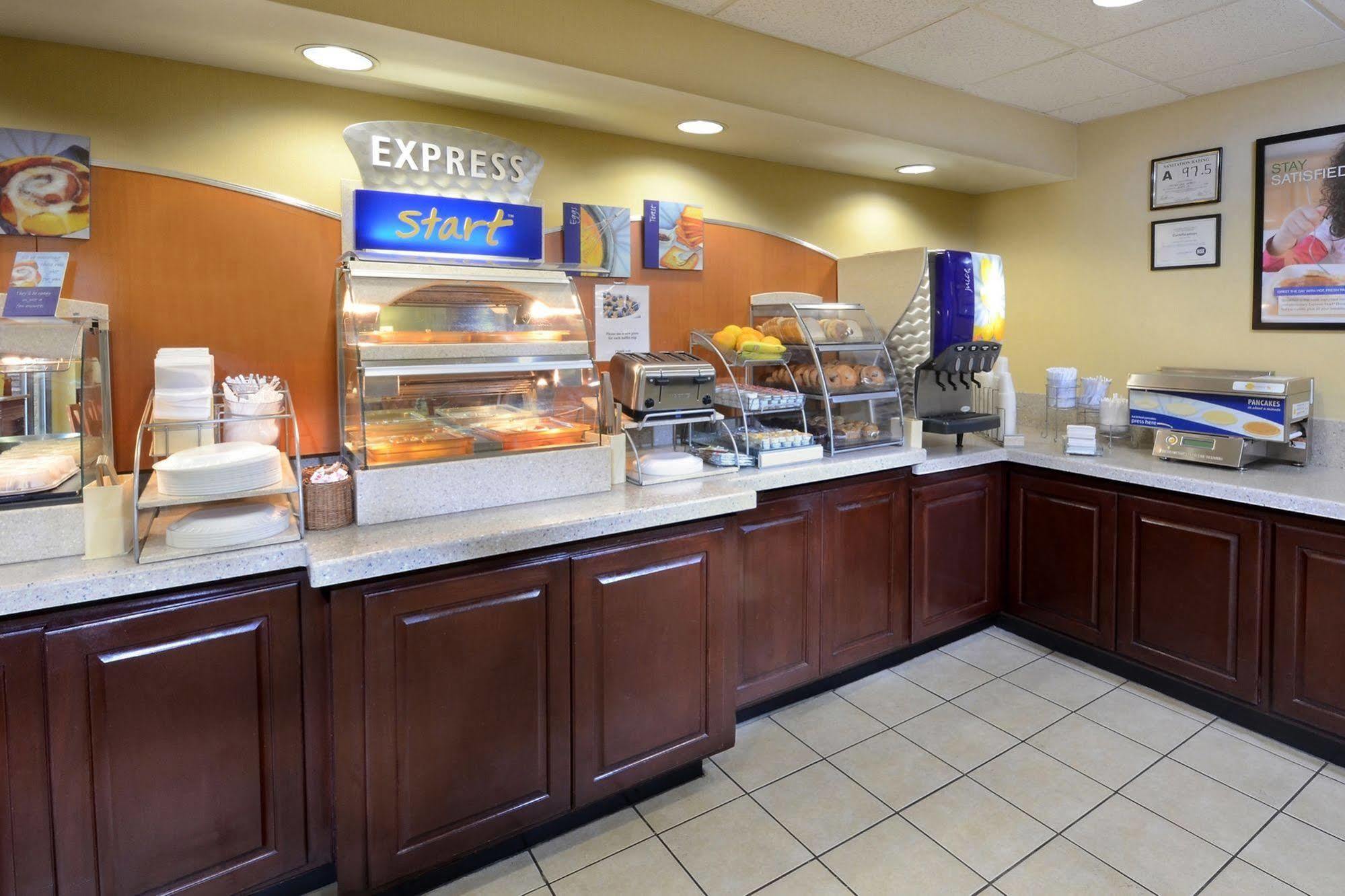 Holiday Inn Express Hotel & Suites Greensboro - Airport Area By Ihg Zewnętrze zdjęcie