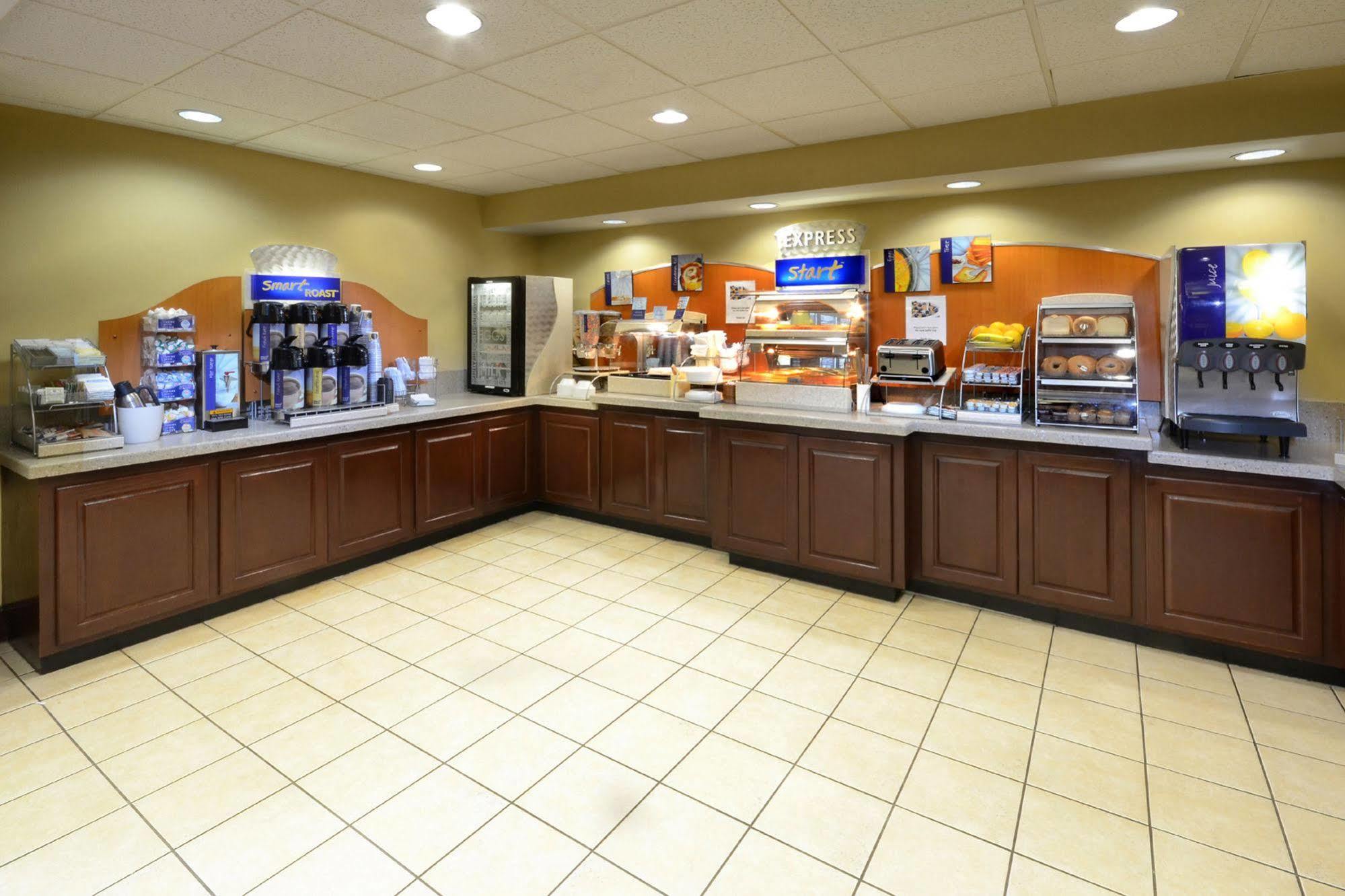 Holiday Inn Express Hotel & Suites Greensboro - Airport Area By Ihg Zewnętrze zdjęcie